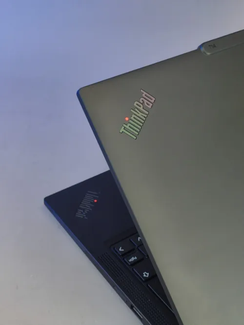 LENOVO THINKPAD T14 GEN 5 RYZEN 7 PRO 8840U AMD RADEON 780M 32gb ddr5  512gb SSD ÉCRAN 14"