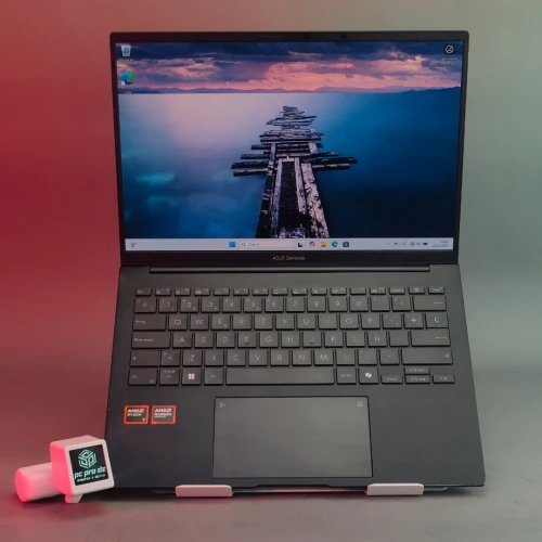 ASUS ZENBOOK RYZEN 7 8840HS 16HB RAM DDR5 512GB SSD ÉCRAN 14" OLED