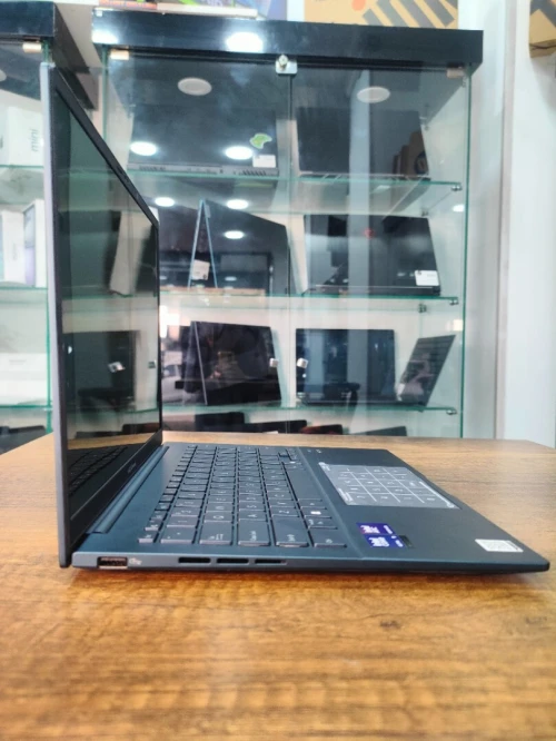 ASUS ZENBOOK 14 OLED ULTRA 9 285H 32 Go LPDDR5X. 1 To. NVMe 14 pouces, OLED