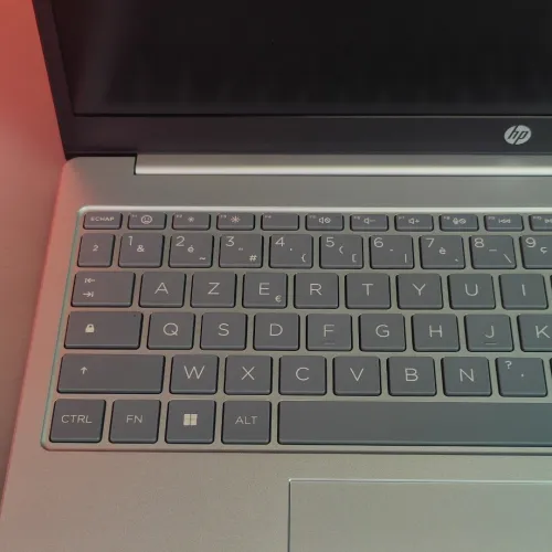 HP LAPTOP 15 Ryzen 3 7320u 8gb lpddr5 512gb SSD écran 15,6" neuf sous emballage