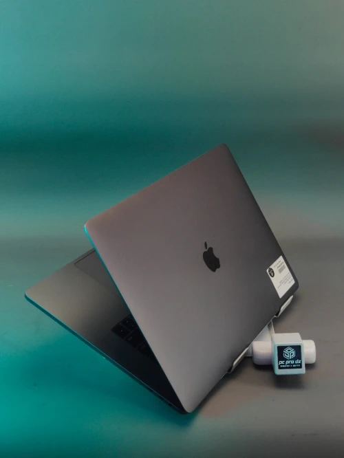 MacBook pro 15 2018 i7 AMD Radeon pro 555X 16gb RAM 256gb SSD  ecran 15,4" cycle 328 a