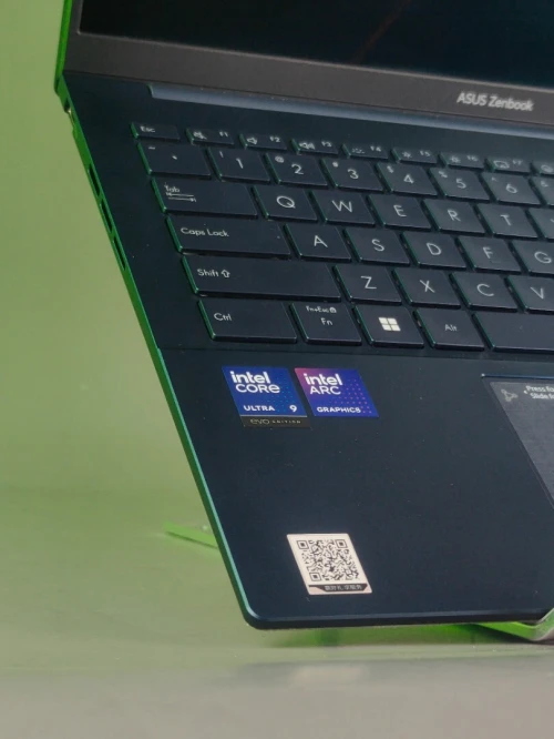 ASUS ZENBOOK 14 OLED ULTRA 9 285H 32 Go LPDDR5X. 1 To. NVMe 14 pouces, OLED