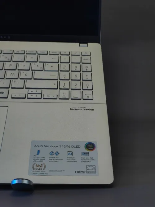 ASUS VIVOBOOK S16 ryzen 7 8845HS AMD RADEON 780M 16GB LPDDRX5 512SSD ÉCRAN 16" OLED