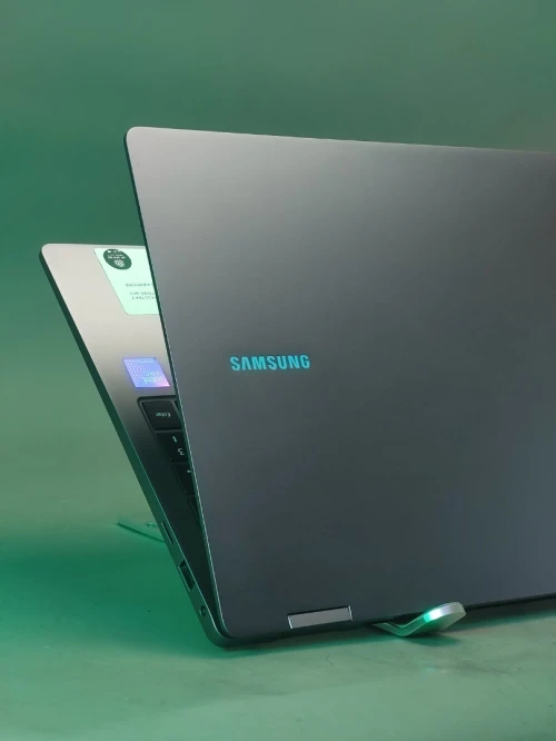 SAMSUNG GALAXYBOOK 5 ULTRA 7 256V INTEL ARC 140V 16GB DDR5 SSD 512GB écran 15,6 amoled tactile