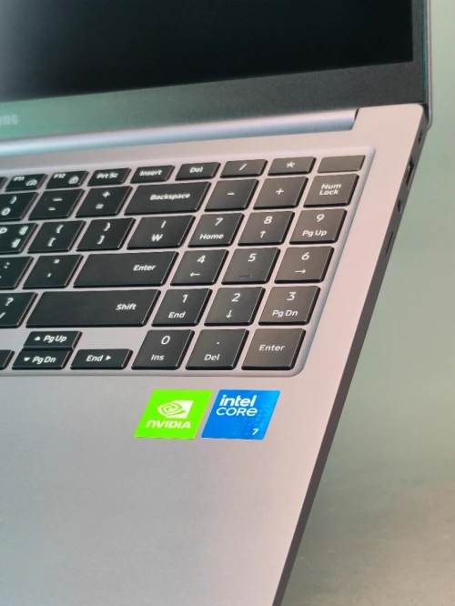 SAMSUNG GALAXY BOOK 4 INTEL CORE 7 155U NVIDIA MX570A 32GB 512gb SSD ÉCRAN 15,6"