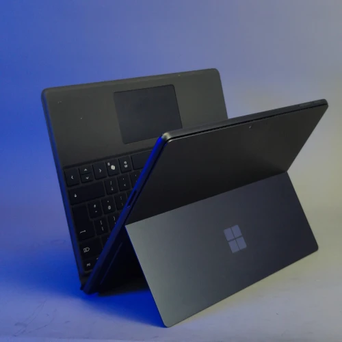 Microsoft surface pro 10 ultra 7 165u 16gb LPDDRX5 256gb SSD écran 13" oled pixelsense tactile