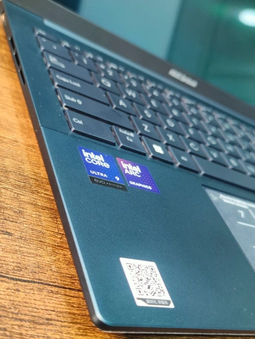 ASUS ZENBOOK 14 OLED ULTRA 9 285H 32 Go LPDDR5X. 1 To. NVMe 14 pouces, OLED