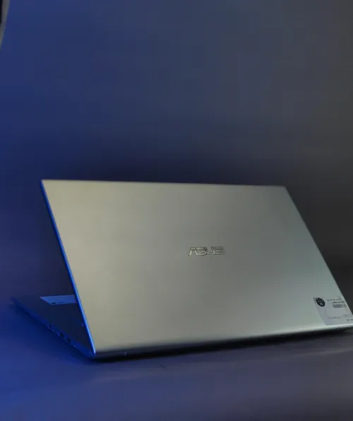 Asus VIVOBOOK 17 i7 1065g7  RAM 8gb SSD 512gb iris plus écran 17,3"