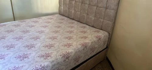 Lit capitonné avec matelas