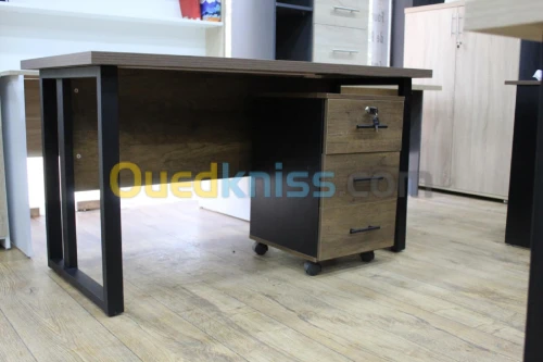 Bureau pieds métalliques 