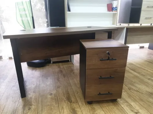 Bureau pieds métalliques 