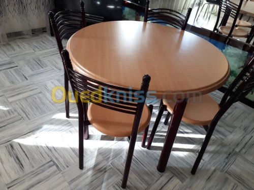 1 table et 4 chaises