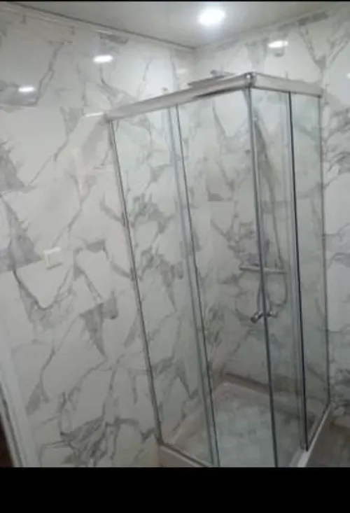 Vetrin et cabine de douche sur musire 