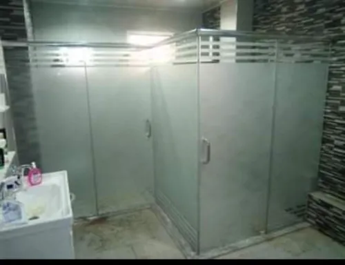 Vetrin et cabine de douche sur musire 