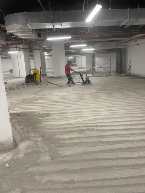 Rabotage et ponçage de son en béton 