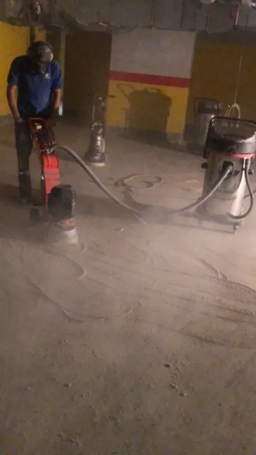 Rabotage et ponçage de son en béton 