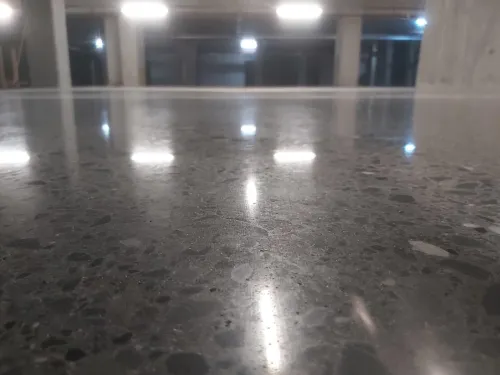 Rabotage et ponçage de son en béton 