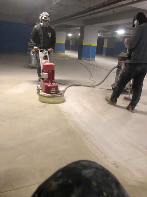 Rabotage et ponçage de son en béton 