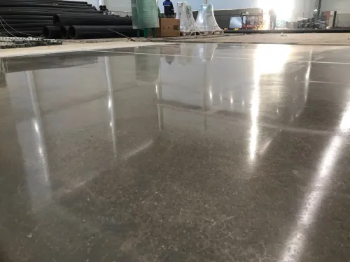 Rabotage et ponçage de son en béton 