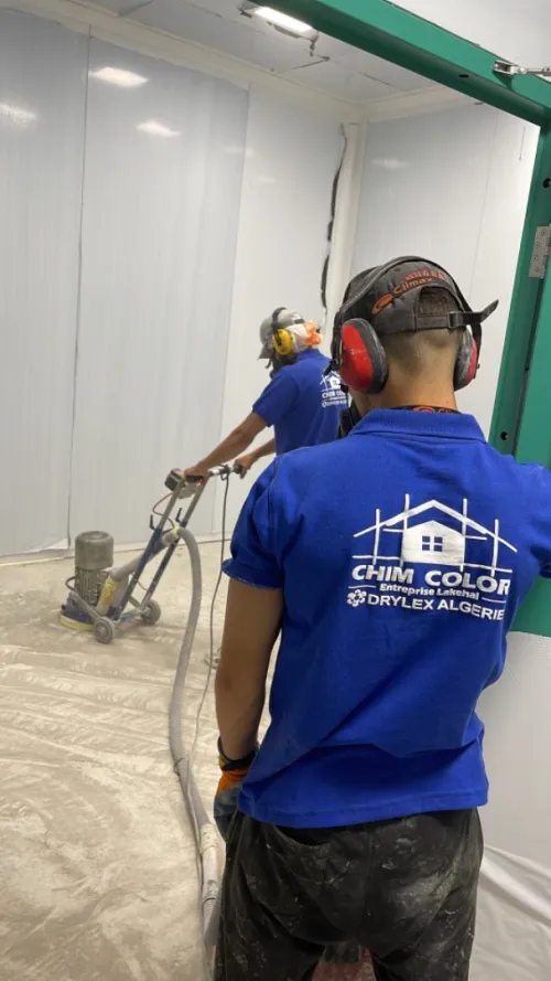 Rabotage et ponçage de son en béton 