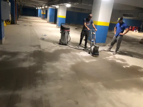 Rabotage et ponçage de son en béton 