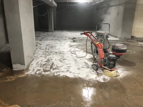 Rabotage et ponçage de son en béton 