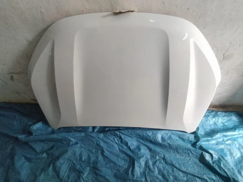 Capot et phares dacia sandero 