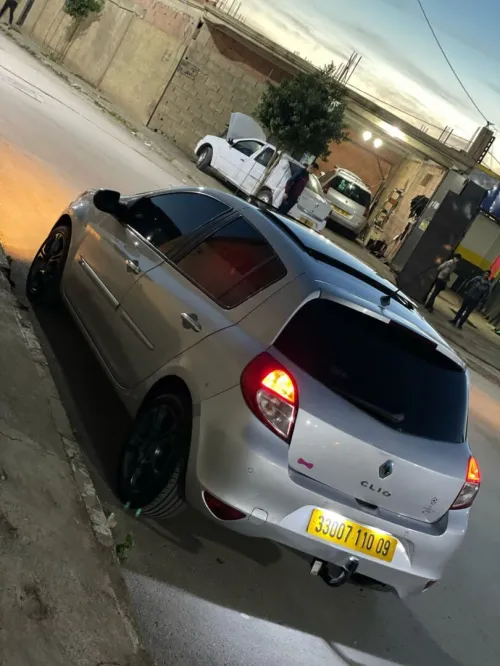 Renault Clio 3 2010 Night Day