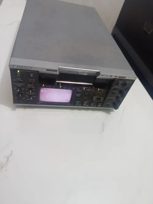 un magnétoscope professionnel HDV Sony HVR-M25E.