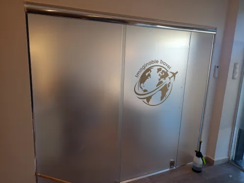 Habillage vitrine ( one way - autocollant - sablé)