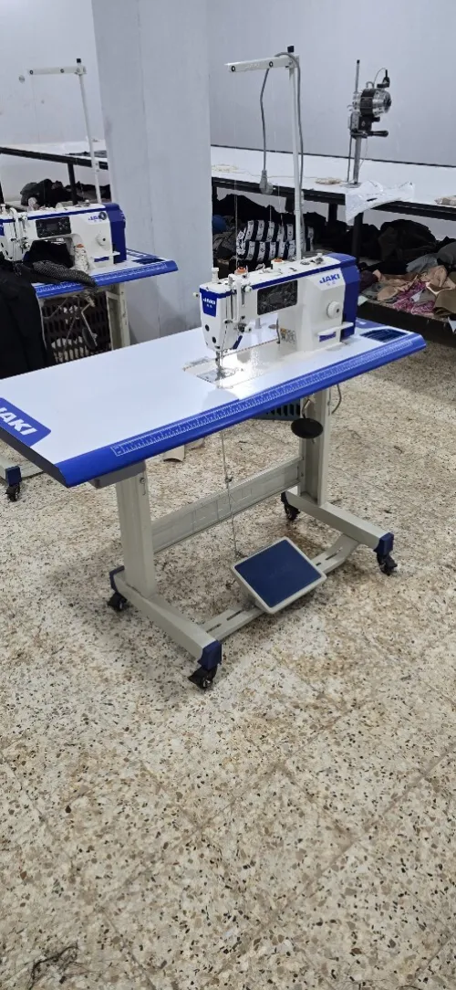 Machine a coudre droite jaki