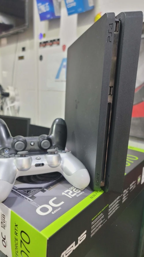 PS4 SLIM 500GB VERSION EN LIGNE AVEC DEUX MANETTES ETAT NEUF AVEC 5 JEUX
