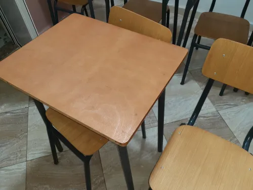 tables et chaises scolaires