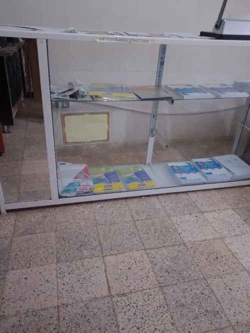 vitrine en alluminium et comptoire