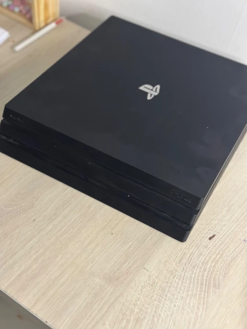 Ps4 pro + 2 mannete + 2jeux