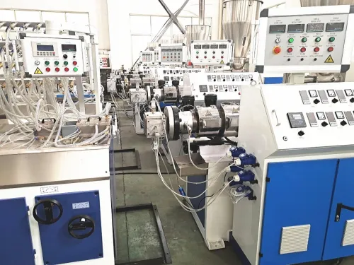Machine de protection de profilé pvcآلة إنتاج التشكيل الجانبي PVC