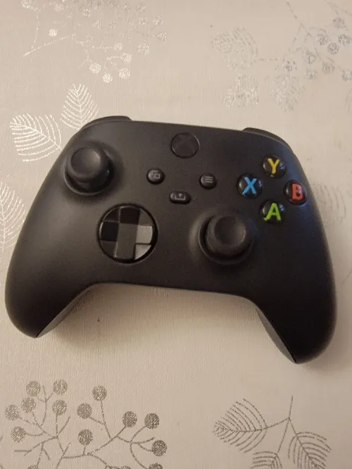 Manette Xbox Series X/S noire originale avec boîte Très bon état, utilisée environ 6 mois. Aucun drift, tous les boutons fonctionnent parfaitement. Manette propre et bien entretenue.