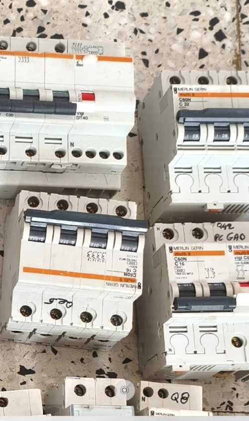 Lot Disjoncteurs électrique