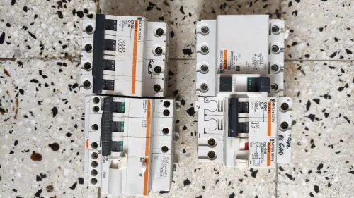 Lot Disjoncteurs électrique
