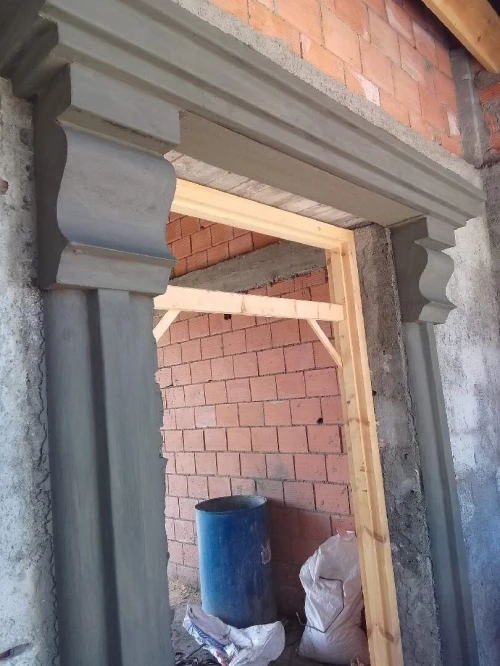 Décoration fenêtres et porte avec moule métalliques