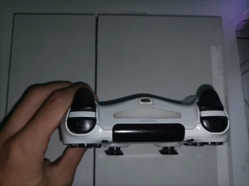 ps4 online bon état avec 2 manette et 4 jeux