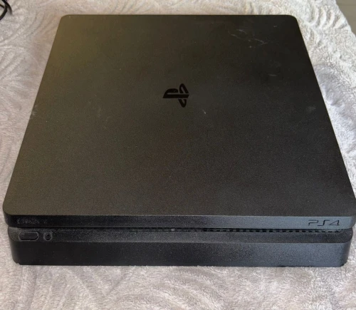 Play station 4 Slim avec 08 CD de jeux sans manette