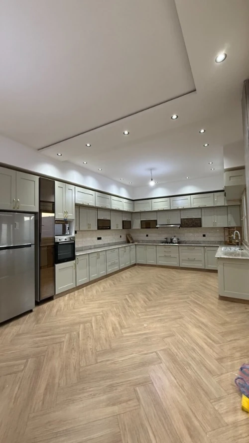 Cuisine moderne sur mesure en Hetre laque.