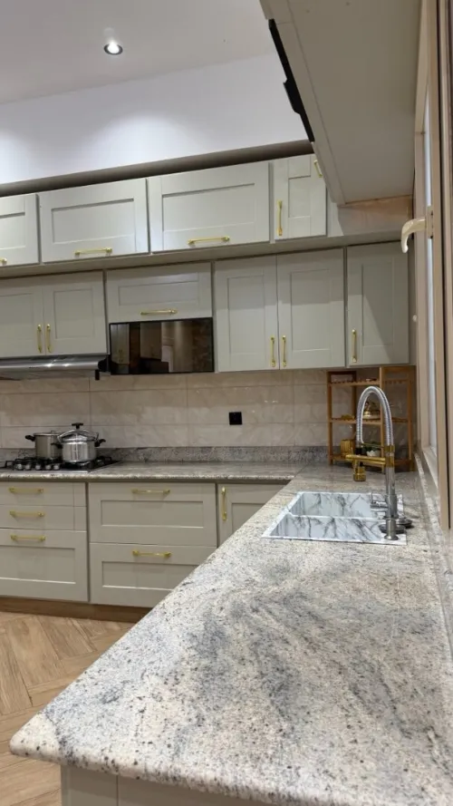 Cuisine moderne sur mesure en Hetre laque.