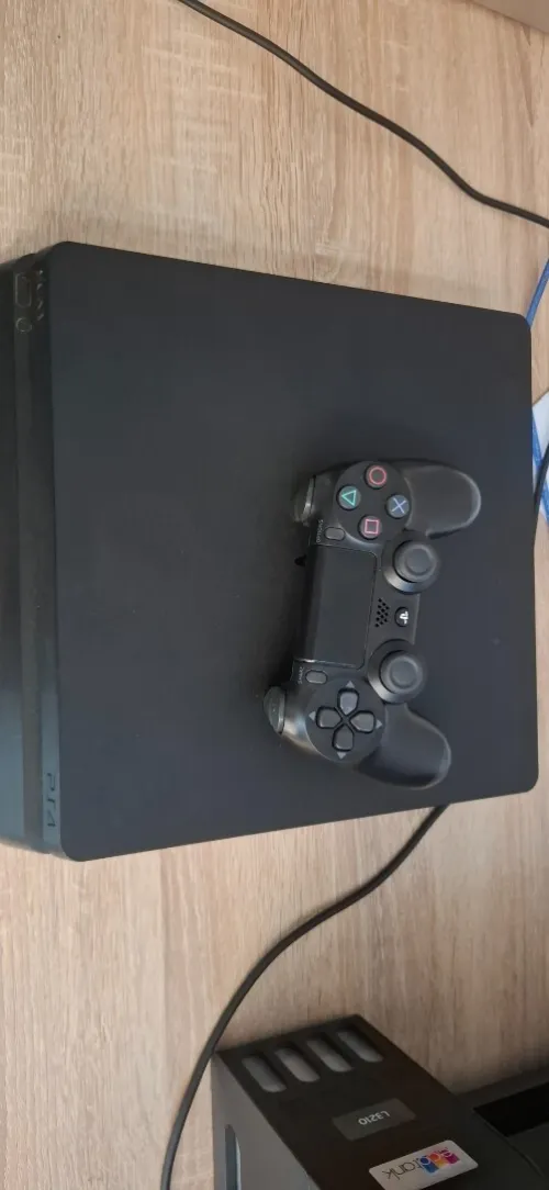 PlayStation 4 slim Flaché avec jeux