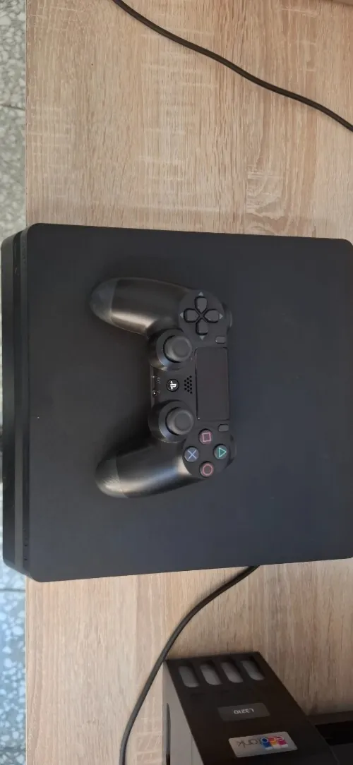 PlayStation 4 slim Flaché avec jeux