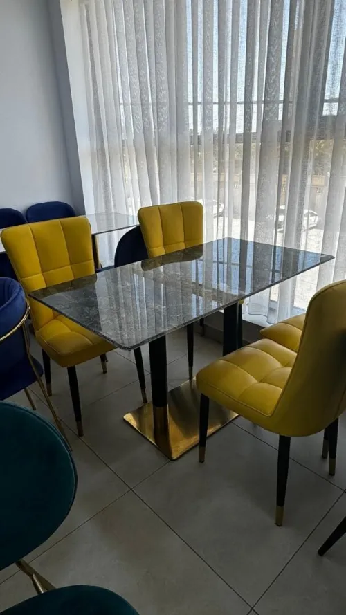 Table à manger en résine ou porcelaine