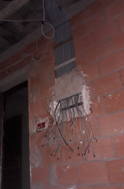 كهربائي électricien