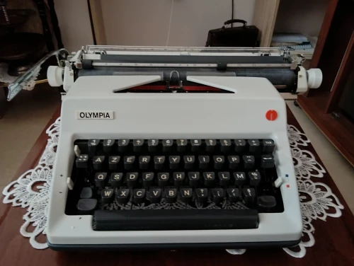 MACHINE A ECRIRE OLYMPIA