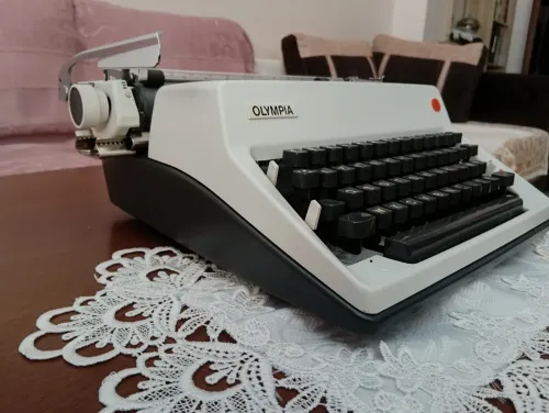 MACHINE A ECRIRE OLYMPIA